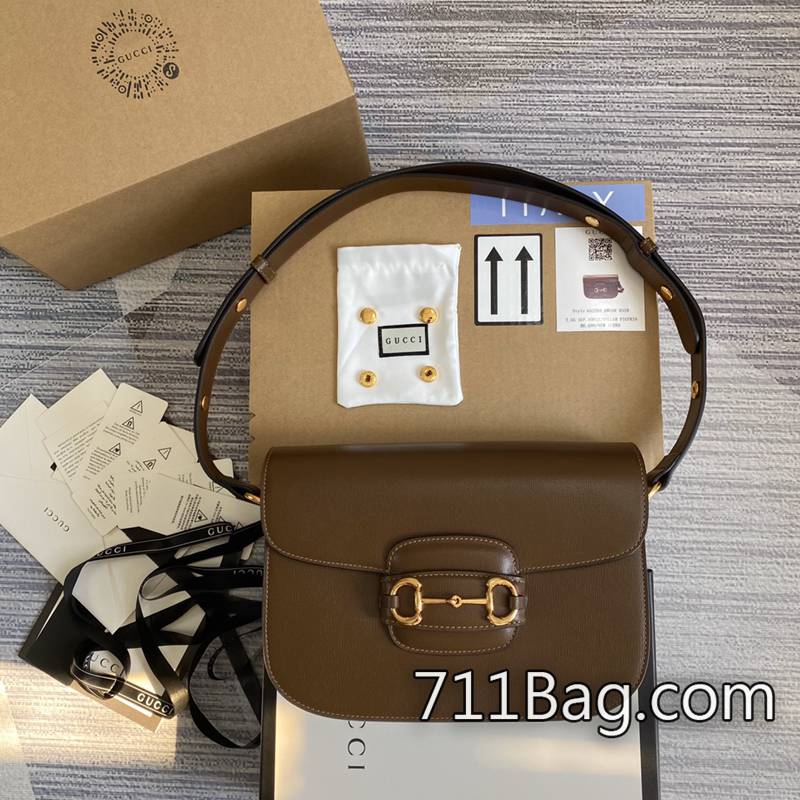 精仿Gucci 602204 鋼印LOGO清晰銳利,質感十足。 Gucci包高仿哪裡買這款設計采用品牌標志性的米色和烏木色配色GGSupreme帆佈制成。型號:781402。尺寸:23*21*12cm顏色:棕色pvc 精仿Gucci 602204 鋼印LOGO清晰銳利,質感十足。 Gucci包高仿哪裡買這款設計采用品牌標志性的米色和烏木色配色GGSupreme帆佈制成。型號:781402。尺寸:23*21*12cm顏色:棕色pvc