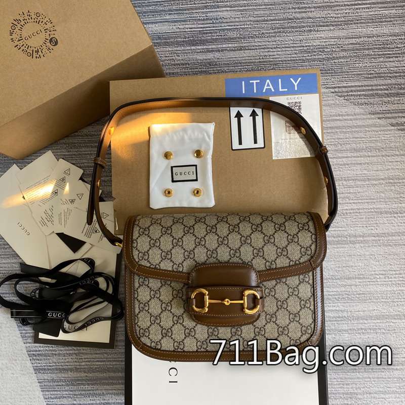 高仿Gucci 602204 精品皮革細節打動人心 Gucci高仿壓紋LOGO這款設計采用品牌標志性的米色和烏木色配色GGSupreme帆佈制成。型號:781402。尺寸:23*21*12cm顏色:棕色pvc 高仿Gucci 602204 精品皮革細節打動人心 Gucci高仿壓紋LOGO這款設計采用品牌標志性的米色和烏木色配色GGSupreme帆佈制成。型號:781402。尺寸:23*21*12cm顏色:棕色pvc
