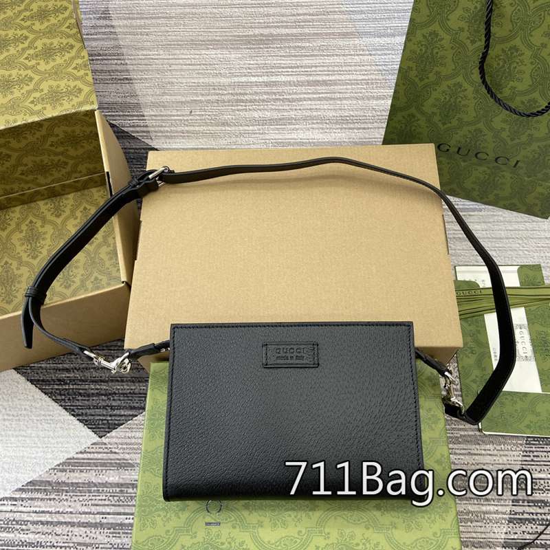 精仿Gucci 795438 品質嚴選頂級原料 Gucci精品A貨包包尺寸:15(長)x22(寬)x4.5厘米(厚)顏色:黑色/pvc。 精仿Gucci 795438 品質嚴選頂級原料 Gucci精品A貨包包尺寸:15(長)x22(寬)x4.5厘米(厚)顏色:黑色/pvc。