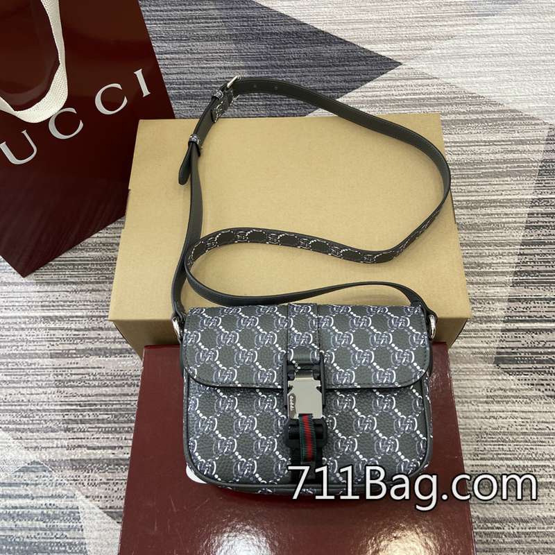 頂級A貨Gucci 800313 適合日常使用與正式場合。 Gucci包包精品仿製尺寸:20(長)x14(寬)x5.5厘米顏色:深灰色荔枝紋/原廠皮。 頂級A貨Gucci 800313 適合日常使用與正式場合。 Gucci包包精品仿製尺寸:20(長)x14(寬)x5.5厘米顏色:深灰色荔枝紋/原廠皮。
