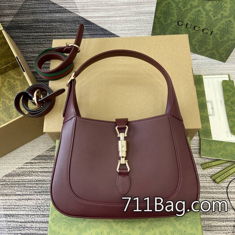 頂級一比一Gucci 810232 頂級皮料定製手袋 Gucci Soho Disco包A貨尺寸:27.5(寬)x19(高)x4厘米(深)顏色:平紋酒紅/原廠皮。 頂級一比一Gucci 810232 頂級皮料定製手袋 Gucci Soho Disco包A貨尺寸:27.5(寬)x19(高)x4厘米(深)顏色:平紋酒紅/原廠皮。