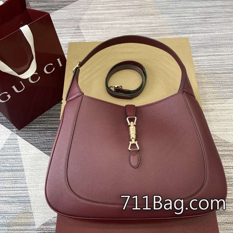 原版一比一Gucci 813650 頂級五金不褪色不生鏽 Gucci高仿內裡對版尺寸:40(長)x38(寬)x10cm(厚)顏色:酒紅色/原廠皮。 原版一比一Gucci 813650 頂級五金不褪色不生鏽 Gucci高仿內裡對版尺寸:40(長)x38(寬)x10cm(厚)顏色:酒紅色/原廠皮。