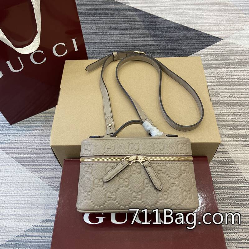 一比一Gucci 815949 質感強烈高端包包 Gucci高仿包真假鑑定尺寸:20(寬)x12(高)x5cm(深)顏色:灰褐色皮/原廠皮。 一比一Gucci 815949 質感強烈高端包包 Gucci高仿包真假鑑定尺寸:20(寬)x12(高)x5cm(深)顏色:灰褐色皮/原廠皮。