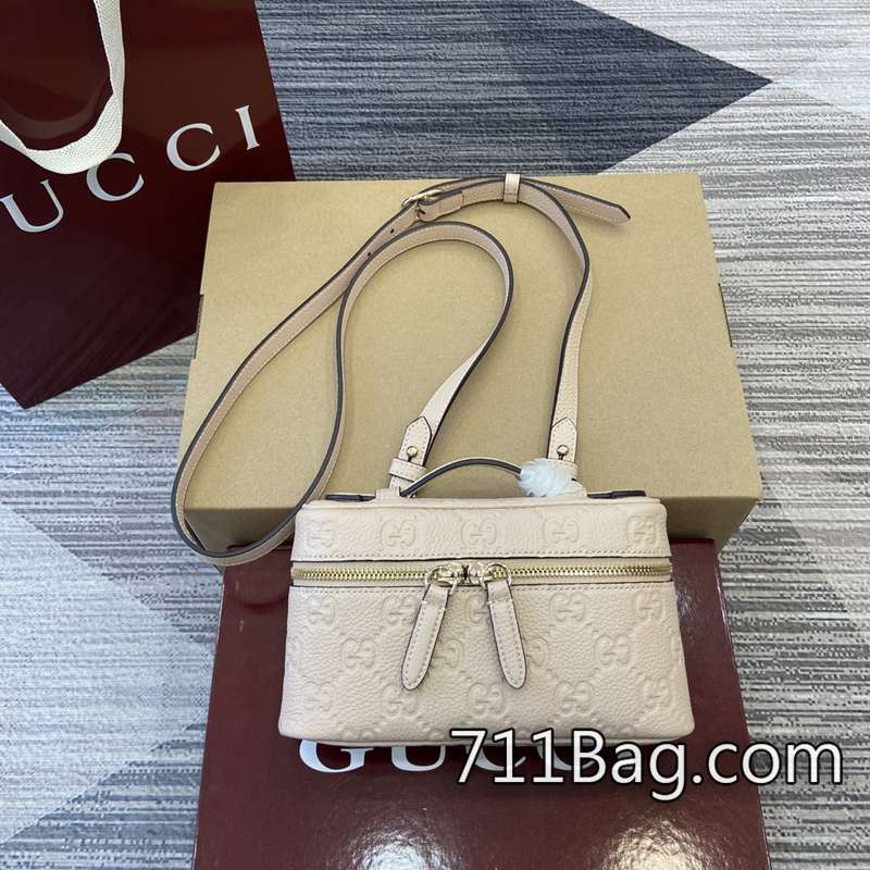 頂級精品Gucci 815949 做工超精細高端定製 Gucci仿品秒殺價尺寸:20(寬)x12(高)x5cm(深)顏色:粉壓花皮/原廠皮。 頂級精品Gucci 815949 做工超精細高端定製 Gucci仿品秒殺價尺寸:20(寬)x12(高)x5cm(深)顏色:粉壓花皮/原廠皮。