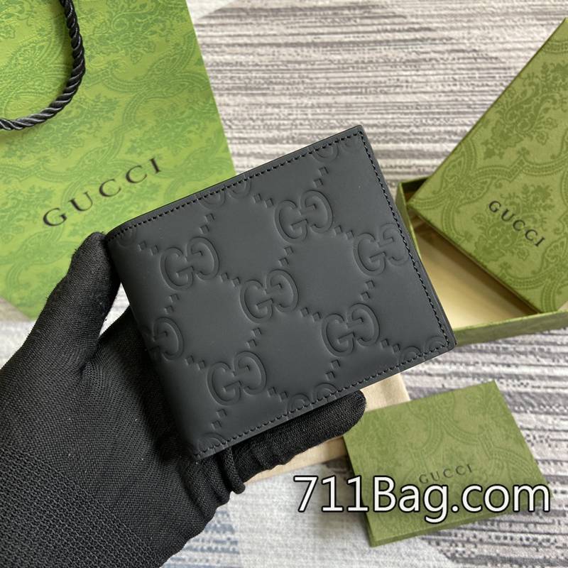 超3AGucci 771309 包面壓紋均勻精緻,無跳線。 Gucci仿品秒殺價打開時尺寸:9厘米(長)x21厘米(寬)閉合時尺寸:9厘米(長)x11厘米(寬)顏色:黑色/壓花G原廠皮。 超3AGucci 771309 包面壓紋均勻精緻,無跳線。 Gucci仿品秒殺價打開時尺寸:9厘米(長)x21厘米(寬)閉合時尺寸:9厘米(長)x11厘米(寬)顏色:黑色/壓花G原廠皮。