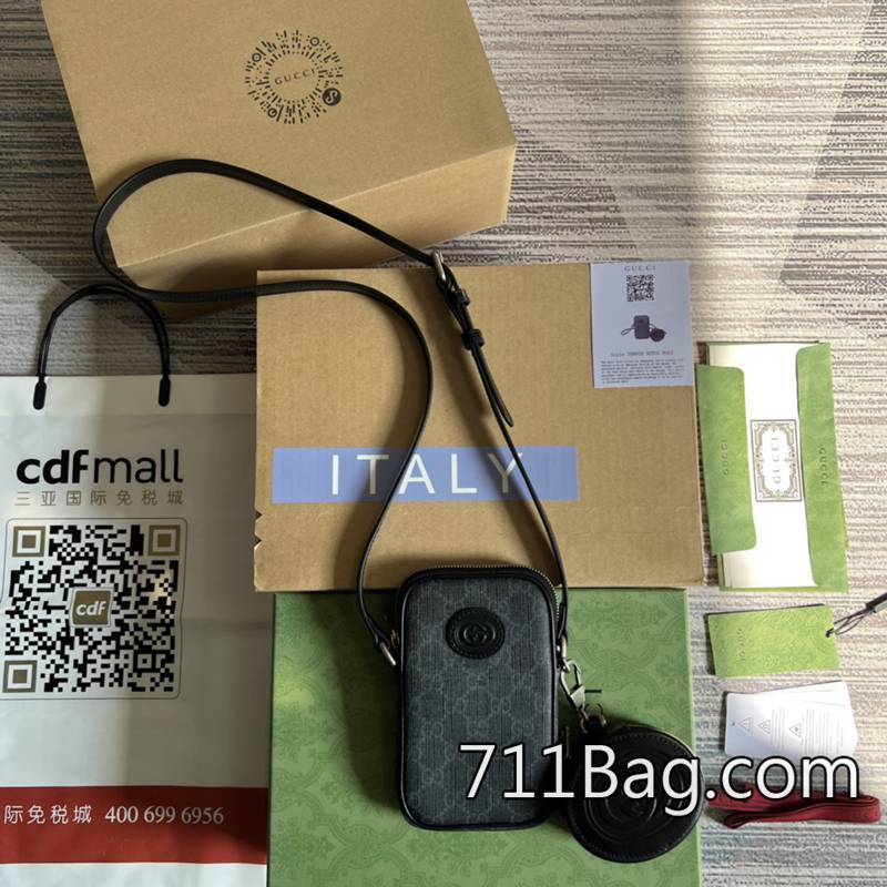 頂級A貨Gucci古馳 700959 內裡選用高級絨佈,觸感絲滑。 Gucci皮革包高仿尺寸:10*17.5*2cm。顏色:黑色/pvc。意大利制造 頂級A貨Gucci古馳 700959 內裡選用高級絨佈,觸感絲滑。 Gucci皮革包高仿尺寸:10*17.5*2cm。顏色:黑色/pvc。意大利制造
