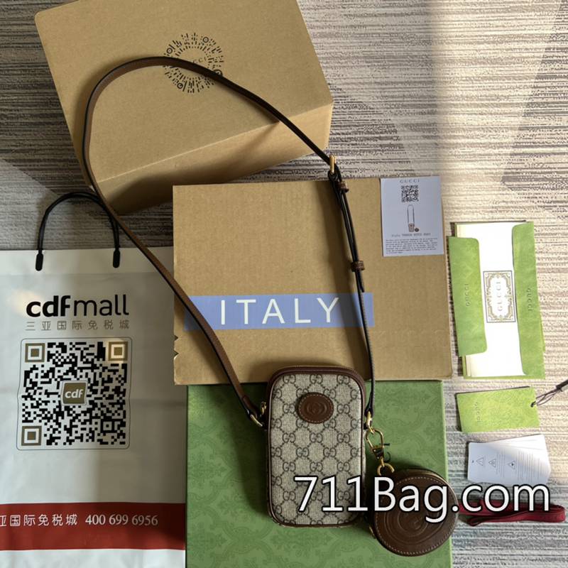 精品Gucci 700959 頂級五金不褪色不生鏽 Gucci白色包高仿尺寸:10*17.5*2cm。顏色:棕色/pvc。意大利制造 精品Gucci 700959 頂級五金不褪色不生鏽 Gucci白色包高仿尺寸:10*17.5*2cm。顏色:棕色/pvc。意大利制造