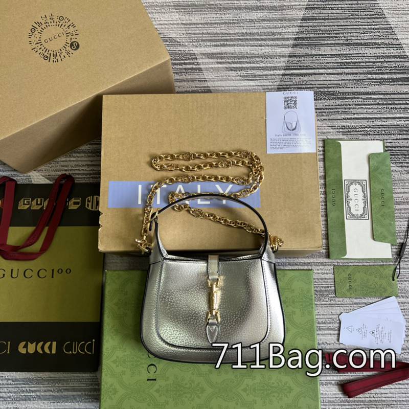 頂級A貨Gucci 675799 精品工藝還原專櫃款 氣質女神必備Gucci A貨尺寸:19x13x13cm。顏色:銀色/全皮。 頂級A貨Gucci 675799 精品工藝還原專櫃款 氣質女神必備Gucci A貨尺寸:19x13x13cm。顏色:銀色/全皮。