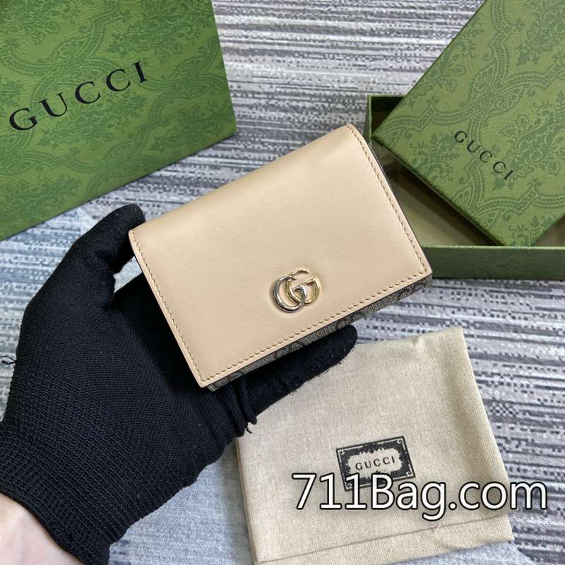 頂級精品Gucci 790067 頂級手工打造精品包 Gucci包包真假比較尺寸:7.5(長)x11(寬)x2厘米(厚)顏色:淺米色/pvc。 頂級精品Gucci 790067 頂級手工打造精品包 Gucci包包真假比較尺寸:7.5(長)x11(寬)x2厘米(厚)顏色:淺米色/pvc。