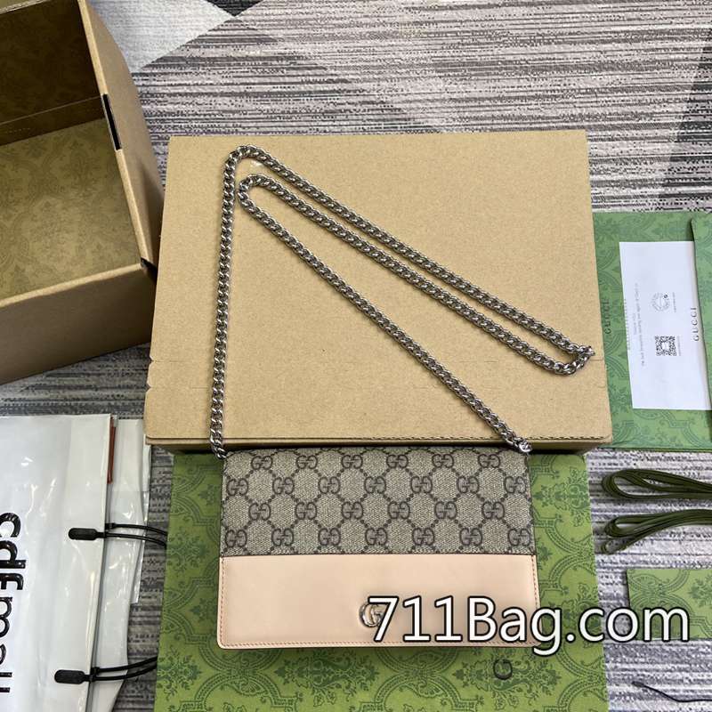 精品Gucci 790060 鈕扣緊實無晃動,品質穩定。 Gucci高仿壓紋LOGO尺寸:12.5(長)x20(寬)x4厘米(厚)顏色:淺米色/pvc。 精品Gucci 790060 鈕扣緊實無晃動,品質穩定。 Gucci高仿壓紋LOGO尺寸:12.5(長)x20(寬)x4厘米(厚)顏色:淺米色/pvc。