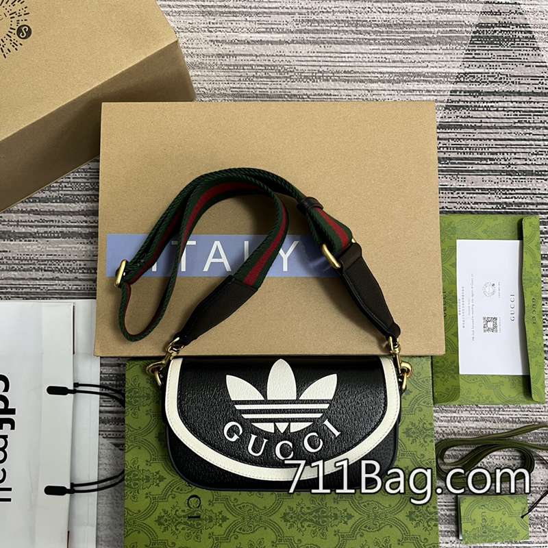 精仿Gucci 727791 內部空間設計合理,容量實用。 Gucci正品對版高仿一眼擊中人心。型號:739496。尺寸:24cm下寬×16cm高×11cm深。(上寬20.5cm)(到手挽23cm高)顏色:紅色pvc 精仿Gucci 727791 內部空間設計合理,容量實用。 Gucci正品對版高仿一眼擊中人心。型號:739496。尺寸:24cm下寬×16cm高×11cm深。(上寬20.5cm)(到手挽23cm高)顏色:紅色pvc