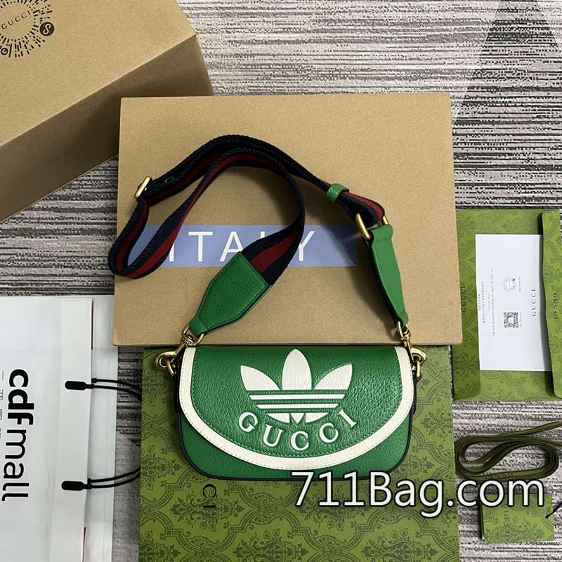 頂級精品Gucci 727791 五金精緻奢華包包 Gucci高仿包代購推薦一眼擊中人心。型號:739496。尺寸:24cm下寬×16cm高×11cm深。(上寬20.5cm)(到手挽23cm高)顏色:紅色pvc 頂級精品Gucci 727791 五金精緻奢華包包 Gucci高仿包代購推薦一眼擊中人心。型號:739496。尺寸:24cm下寬×16cm高×11cm深。(上寬20.5cm)(到手挽23cm高)顏色:紅色pvc