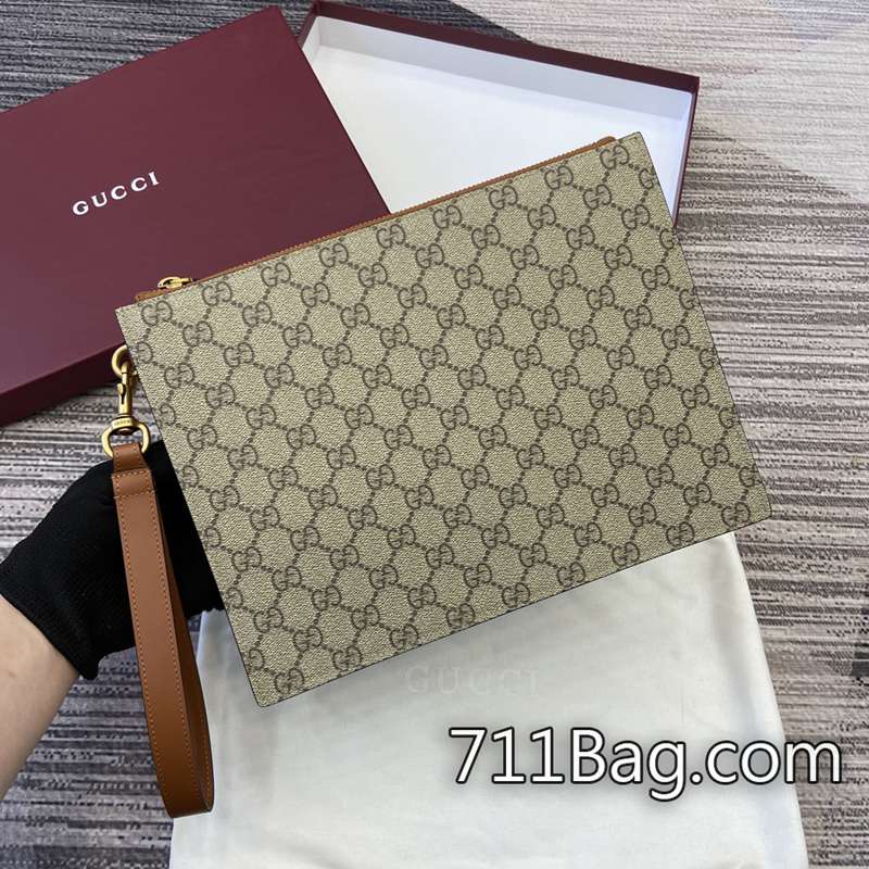 頂級高仿Gucci 821155 LOGO字體間距完全對版。 通勤實用Gucci包高仿尺寸:28厘米(寬)x22厘米(高)x3.5厘米(厚)重量:約387克顏色:棕/pvc原廠皮。 頂級高仿Gucci 821155 LOGO字體間距完全對版。 通勤實用Gucci包高仿尺寸:28厘米(寬)x22厘米(高)x3.5厘米(厚)重量:約387克顏色:棕/pvc原廠皮。