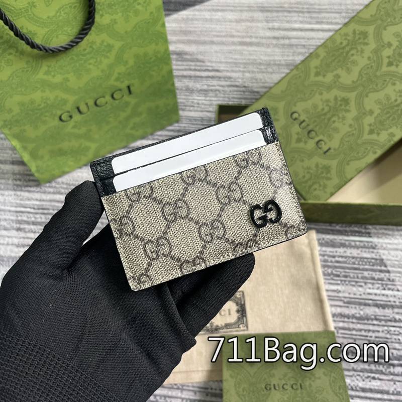 一比一Gucci 768248 材質精選原單包款 高仿Gucci直播爆款尺寸:11(寬)x7cm(高)顏色:黑色/pvc。 一比一Gucci 768248 材質精選原單包款 高仿Gucci直播爆款尺寸:11(寬)x7cm(高)顏色:黑色/pvc。