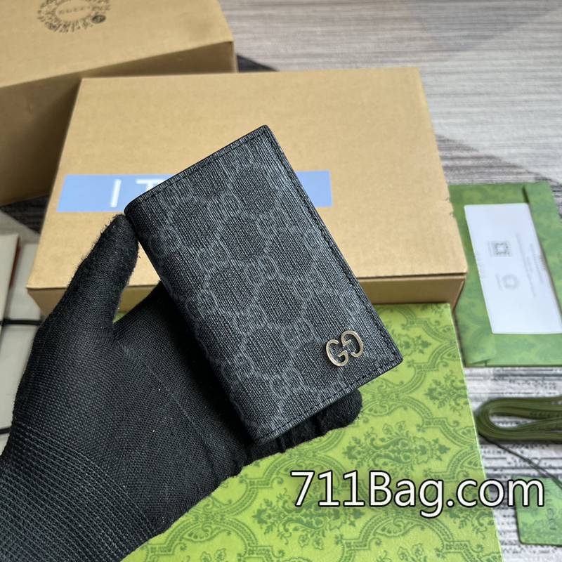 頂級高仿Gucci 768249 附原版包裝盒與防塵袋。 Gucci高仿開箱評價打開時尺寸:12(長)x15cm(寬)閉合時尺寸:12(長)x7.5cm(寬)顏色:黑色/pvc。 頂級高仿Gucci 768249 附原版包裝盒與防塵袋。 Gucci高仿開箱評價打開時尺寸:12(長)x15cm(寬)閉合時尺寸:12(長)x7.5cm(寬)顏色:黑色/pvc。