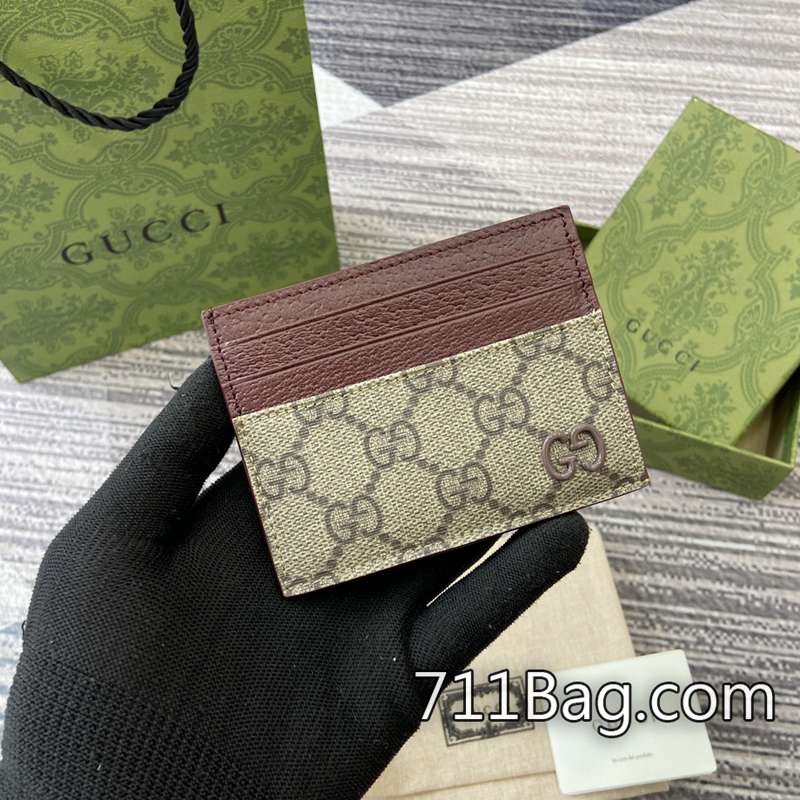 頂級超3AGucci 795230 高端包必備奢華細節 學生黨最愛Gucci高仿尺寸:10(寬)x8cm(高)顏色:酒紅色/啡pvc。 頂級超3AGucci 795230 高端包必備奢華細節 學生黨最愛Gucci高仿尺寸:10(寬)x8cm(高)顏色:酒紅色/啡pvc。