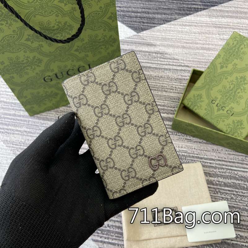 一比一Gucci 768249 奢侈品質感平價實現 Gucci精品A貨包包打開時尺寸:12(長)x15cm(寬)閉合時尺寸:12(長)x7.5cm(寬)顏色:棕色/pvc。 一比一Gucci 768249 奢侈品質感平價實現 Gucci精品A貨包包打開時尺寸:12(長)x15cm(寬)閉合時尺寸:12(長)x7.5cm(寬)顏色:棕色/pvc。
