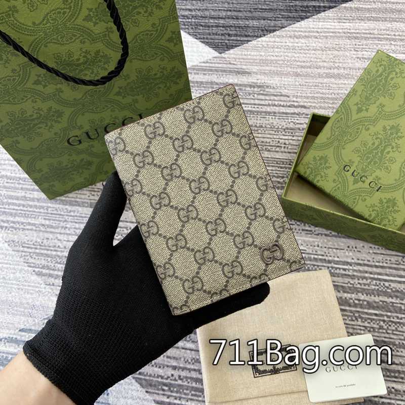 一比一Gucci 795229 完美質感無瑕皮革 Gucci紅綠織帶高仿閉合時尺寸:13.5(長)x9.5厘米(寬)打開時尺寸:13.5(長)x19厘米(寬)顏色:酒紅色/pvc。 一比一Gucci 795229 完美質感無瑕皮革 Gucci紅綠織帶高仿閉合時尺寸:13.5(長)x9.5厘米(寬)打開時尺寸:13.5(長)x19厘米(寬)顏色:酒紅色/pvc。
