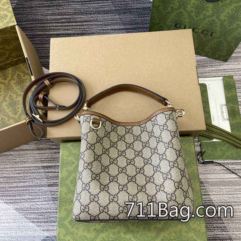頂級一比一Gucci古馳 696075 頂級進口皮打造LV包 Gucci包高仿哪裡買該系列以好萊塢經久不衰的華麗風格為靈感,打造出多款經典與現代並重的單品。這款Ophidia系列中號托特包采用大號GG帆佈制作,令由GuccioGucci演繹而來的經典GG圖案煥發出新的魅力。駝色和烏木色超級雙G帆佈棕色皮革滾邊。型號:696075。尺寸:22.5x14x7厘米。顏色:黑色大G佈。 頂級一比一Gucci古馳 696075 頂級進口皮打造LV包 Gucci包高仿哪裡買該系列以好萊塢經久不衰的華麗風格為靈感,打造出多款經典與現代並重的單品。這款Ophidia系列中號托特包采用大號GG帆佈制作,令由GuccioGucci演繹而來的經典GG圖案煥發出新的魅力。駝色和烏木色超級雙G帆佈棕色皮革滾邊。型號:696075。尺寸:22.5x14x7厘米。顏色:黑色大G佈。