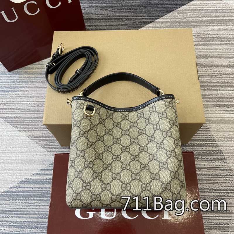 高仿Gucci 696075 貼近專櫃品質,幾乎無瑕疵。 Gucci包包精品仿製該系列以好萊塢經久不衰的華麗風格為靈感,打造出多款經典與現代並重的單品。這款Ophidia系列中號托特包采用大號GG帆佈制作,令由GuccioGucci演繹而來的經典GG圖案煥發出新的魅力。駝色和烏木色超級雙G帆佈棕色皮革滾邊。型號:696075。尺寸:22.5x14x7厘米。顏色:黑色大G佈。 高仿Gucci 696075 貼近專櫃品質,幾乎無瑕疵。 Gucci包包精品仿製該系列以好萊塢經久不衰的華麗風格為靈感,打造出多款經典與現代並重的單品。這款Ophidia系列中號托特包采用大號GG帆佈制作,令由GuccioGucci演繹而來的經典GG圖案煥發出新的魅力。駝色和烏木色超級雙G帆佈棕色皮革滾邊。型號:696075。尺寸:22.5x14x7厘米。顏色:黑色大G佈。