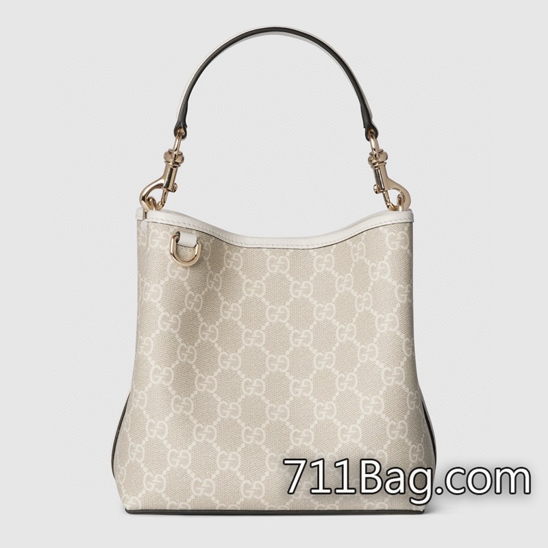 頂級A貨Gucci 696075 精品手袋細節控首選 Gucci皮革包高仿該系列以好萊塢經久不衰的華麗風格為靈感,打造出多款經典與現代並重的單品。這款Ophidia系列中號托特包采用大號GG帆佈制作,令由GuccioGucci演繹而來的經典GG圖案煥發出新的魅力。駝色和烏木色超級雙G帆佈棕色皮革滾邊。型號:696075。尺寸:22.5x14x7厘米。顏色:黑色大G佈。 頂級A貨Gucci 696075 精品手袋細節控首選 Gucci皮革包高仿該系列以好萊塢經久不衰的華麗風格為靈感,打造出多款經典與現代並重的單品。這款Ophidia系列中號托特包采用大號GG帆佈制作,令由GuccioGucci演繹而來的經典GG圖案煥發出新的魅力。駝色和烏木色超級雙G帆佈棕色皮革滾邊。型號:696075。尺寸:22.5x14x7厘米。顏色:黑色大G佈。
