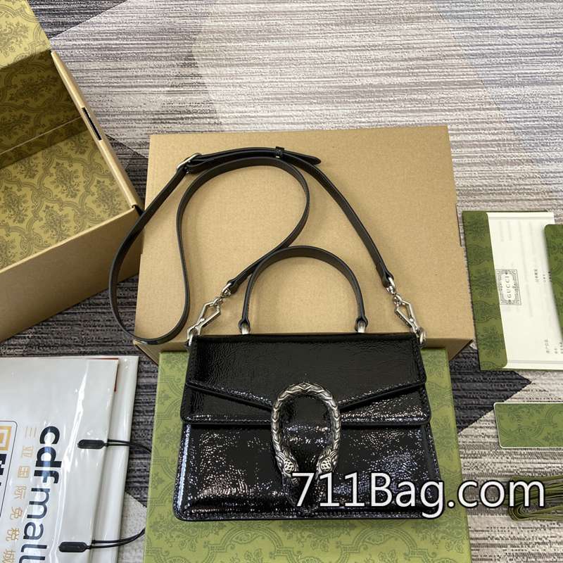 頂級超3AGucci 799599 匠心工藝真皮精品包 情侶款Gucci高仿推薦這款手袋采用獨具品牌特色的雙G字母交織圖案帆佈制作,包身上部搭配黑色皮革設計,飾以該系列標志性的鎖扣細節。棕色皮革肩帶和提手為手袋增添搶眼對比細節。品牌出色運用不同材質和色調,打造富有時尚感的混搭設計。型號:652683尺寸:寬18*高10*側寬5cm。顏色:克棕/啡pvc。 頂級超3AGucci 799599 匠心工藝真皮精品包 情侶款Gucci高仿推薦這款手袋采用獨具品牌特色的雙G字母交織圖案帆佈制作,包身上部搭配黑色皮革設計,飾以該系列標志性的鎖扣細節。棕色皮革肩帶和提手為手袋增添搶眼對比細節。品牌出色運用不同材質和色調,打造富有時尚感的混搭設計。型號:652683尺寸:寬18*高10*側寬5cm。顏色:克棕/啡pvc。