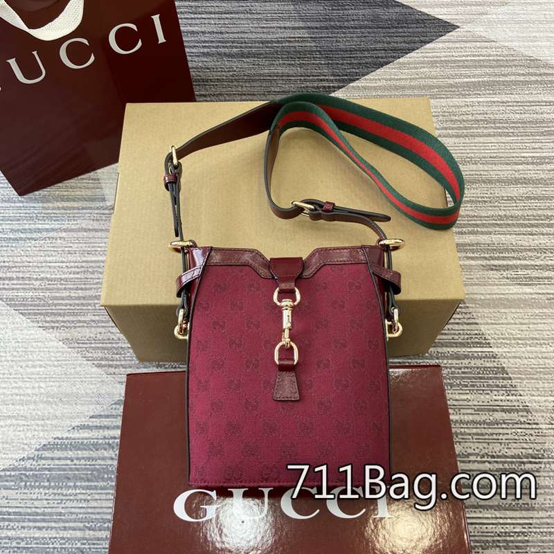 A貨Gucci 782919 產品附帶品控標與吊牌。 爆款Gucci A貨包包尺寸:16(長)x19.5(寬)x5.5厘米(厚)顏色:紅色/帆佈。 A貨Gucci 782919 產品附帶品控標與吊牌。 爆款Gucci A貨包包尺寸:16(長)x19.5(寬)x5.5厘米(厚)顏色:紅色/帆佈。