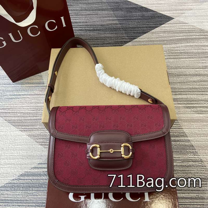 頂級高仿Gucci 602204 做工精細皮質柔軟 限量高仿Gucci包尺寸:25(寬)x18(高)x8厘米(深)顏色:紅皮/酒紅佈。 頂級高仿Gucci 602204 做工精細皮質柔軟 限量高仿Gucci包尺寸:25(寬)x18(高)x8厘米(深)顏色:紅皮/酒紅佈。