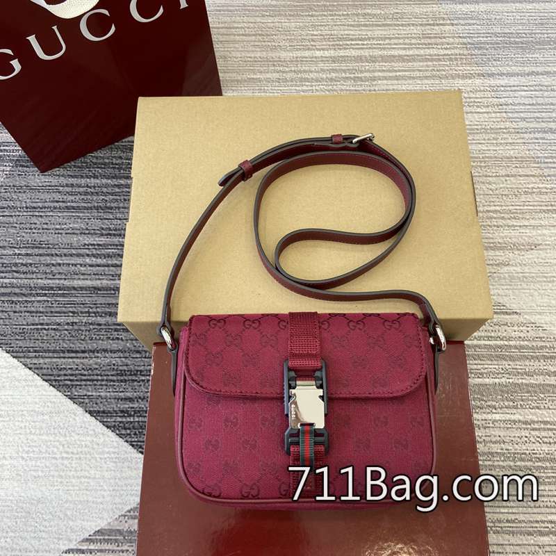 頂級A貨Gucci 802100 包口走線與原版比例一致。 Gucci高仿能過專櫃嗎尺寸:20(長)x14(寬)x6.5厘米(厚)顏色:紅佈紅皮/原廠皮。 頂級A貨Gucci 802100 包口走線與原版比例一致。 Gucci高仿能過專櫃嗎尺寸:20(長)x14(寬)x6.5厘米(厚)顏色:紅佈紅皮/原廠皮。