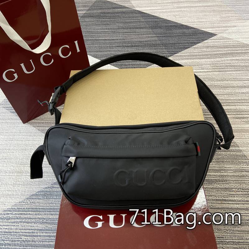 原版一比一Gucci古馳 802096 材質考究包型挺括 Gucci一比一代購貨源這款背包選用米色和烏木色經典GG帆佈材質,匠心綴飾采用高頻壓印技術打造的Gucci浮雕標識,低調內斂之餘盡顯精致。其他經典細節還包括拉鏈外袋上的紅綠織帶細節。型號:800265。尺寸:40(長)x36.5(寬)x23厘米(厚)顏色:紅色/帆佈。 原版一比一Gucci古馳 802096 材質考究包型挺括 Gucci一比一代購貨源這款背包選用米色和烏木色經典GG帆佈材質,匠心綴飾采用高頻壓印技術打造的Gucci浮雕標識,低調內斂之餘盡顯精致。其他經典細節還包括拉鏈外袋上的紅綠織帶細節。型號:800265。尺寸:40(長)x36.5(寬)x23厘米(厚)顏色:紅色/帆佈。