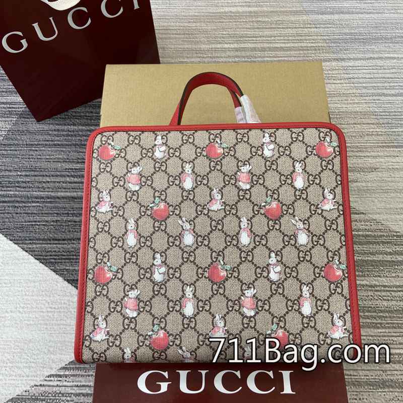 超3AGucci 605614 穿搭百搭,回頭率爆表。 Gucci單肩包A貨該系列單品采用OriginalGG帆佈制作,雋永廓形搭配甄選配色,織帶和Gucci壓花標識等精致細節傳遞時尚氣息。這款小號斜挎包以安可拉紅(RossoAncora)帆佈打造,搭配多個口袋和一條可調節肩帶。型號:802096尺寸:34x15x10cm 超3AGucci 605614 穿搭百搭,回頭率爆表。 Gucci單肩包A貨該系列單品采用OriginalGG帆佈制作,雋永廓形搭配甄選配色,織帶和Gucci壓花標識等精致細節傳遞時尚氣息。這款小號斜挎包以安可拉紅(RossoAncora)帆佈打造,搭配多個口袋和一條可調節肩帶。型號:802096尺寸:34x15x10cm