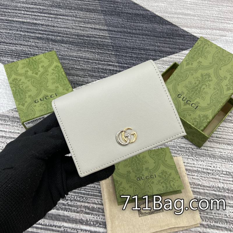 頂級一比一Gucci 790055 手工打造細節控首選 Gucci動物圖案高仿打開時尺寸:17.5(長)x11厘米(寬)閉合時尺寸:8.5(長)x11(寬)x3厘米(厚)顏色:淺灰色/原廠皮。 頂級一比一Gucci 790055 手工打造細節控首選 Gucci動物圖案高仿打開時尺寸:17.5(長)x11厘米(寬)閉合時尺寸:8.5(長)x11(寬)x3厘米(厚)顏色:淺灰色/原廠皮。