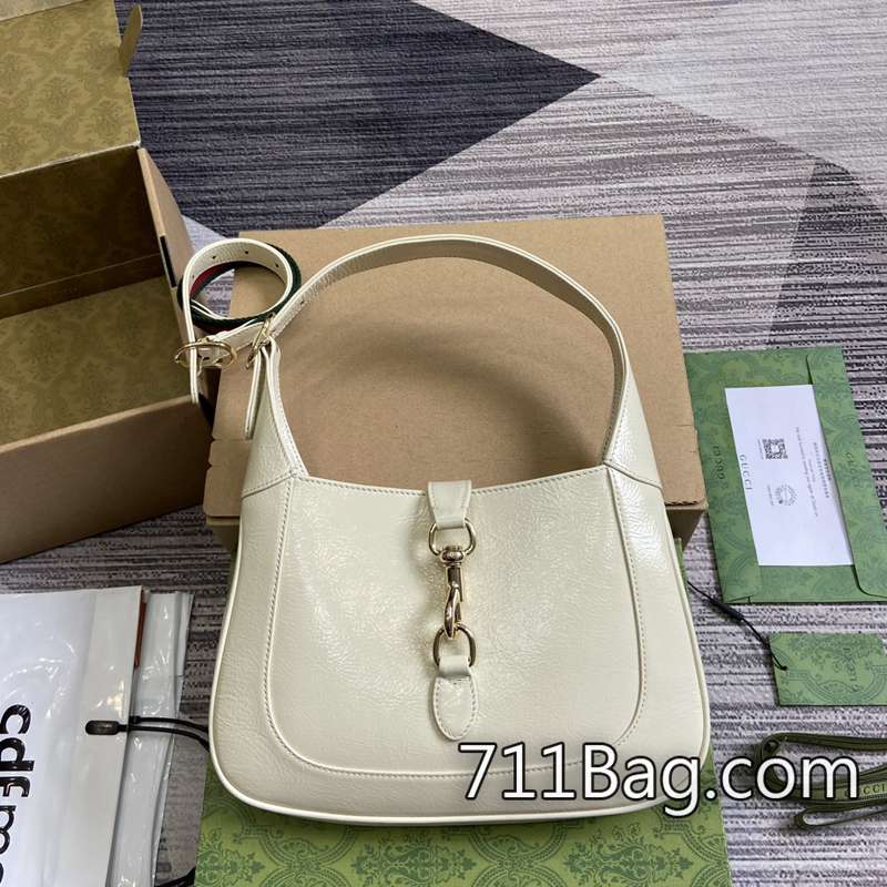 原版一比一Gucci 782849 外觀挺立,不變形不塌陷。 Gucci原版皮高仿尺寸:27.5(寬)x19(高)x4厘米(深)顏色:米白皺漆。 原版一比一Gucci 782849 外觀挺立,不變形不塌陷。 Gucci原版皮高仿尺寸:27.5(寬)x19(高)x4厘米(深)顏色:米白皺漆。