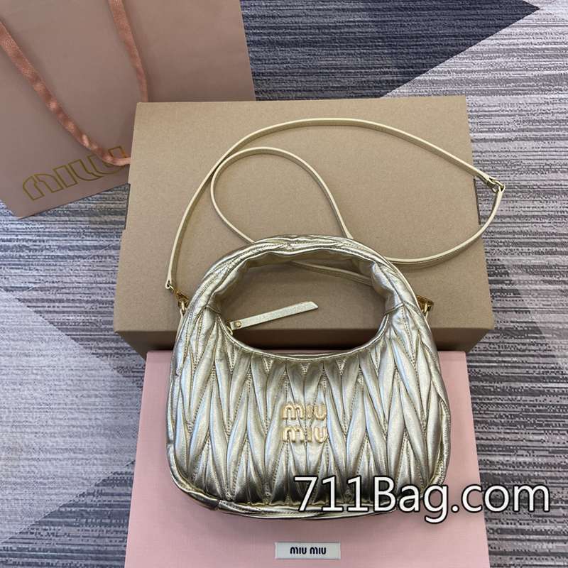 頂級一比一MiuMiu 5BC125 包型挺立,結構不易變形。 MiuMiu高仿時尚女裝尺寸:23x13x7cm。顏色:金色全皮/原廠皮。 頂級一比一MiuMiu 5BC125 包型挺立,結構不易變形。 MiuMiu高仿時尚女裝尺寸:23x13x7cm。顏色:金色全皮/原廠皮。