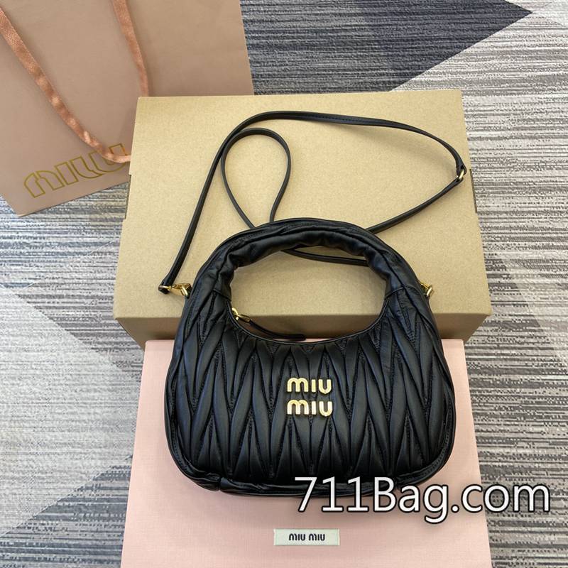 一比一MiuMiu繆繆 5BC125 使用與正品相同材質面料。 高仿MiuMiu馬鞍包尺寸:23x13x7cm。顏色:黑色全皮/原廠皮。 一比一MiuMiu繆繆 5BC125 使用與正品相同材質面料。 高仿MiuMiu馬鞍包尺寸:23x13x7cm。顏色:黑色全皮/原廠皮。