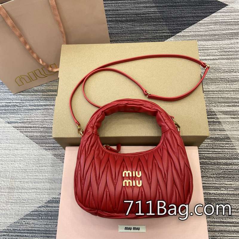 精品MiuMiu 5BC125 高級感滿溢,手感無可挑剔。 MiuMiu同步原版A貨尺寸:23x13x7cm。顏色:紅色全皮/原廠皮。 精品MiuMiu 5BC125 高級感滿溢,手感無可挑剔。 MiuMiu同步原版A貨尺寸:23x13x7cm。顏色:紅色全皮/原廠皮。