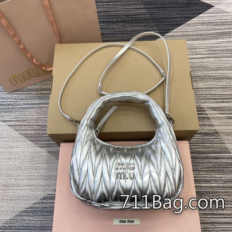 高仿MiuMiu繆繆 5BC125 用心對待每一位顧客與每一隻包。 高仿MiuMiu女包尺寸:23x13x7cm。顏色:銀色全皮/原廠皮。 高仿MiuMiu繆繆 5BC125 用心對待每一位顧客與每一隻包。 高仿MiuMiu女包尺寸:23x13x7cm。顏色:銀色全皮/原廠皮。