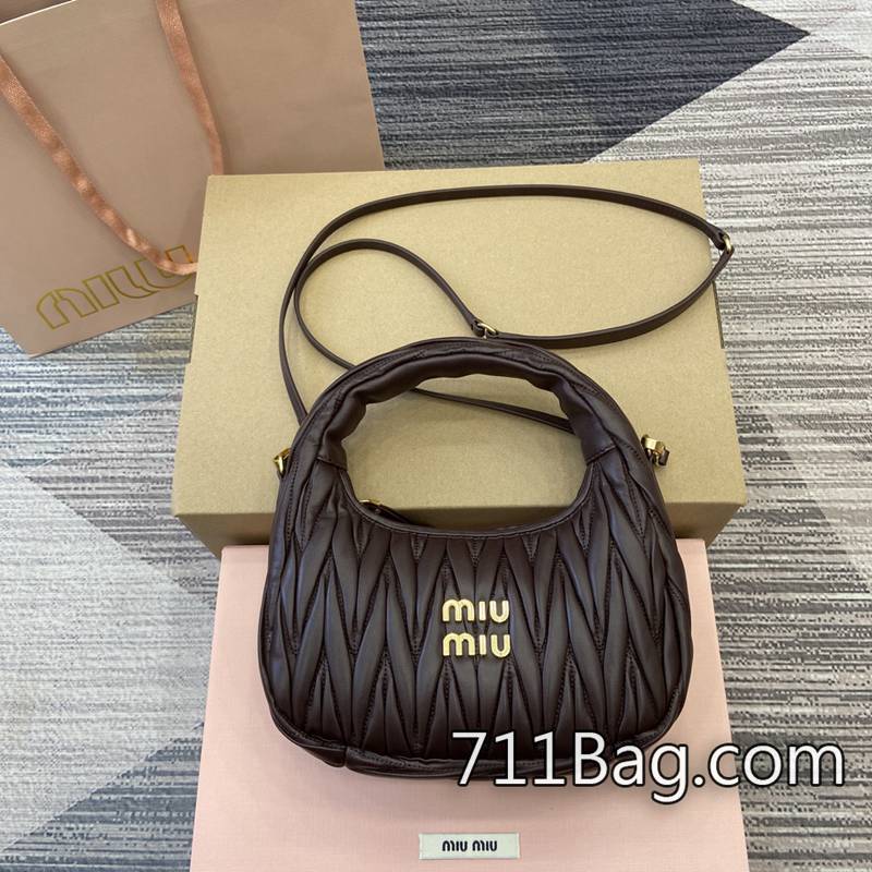頂級超3AMiuMiu 5BC125 手感細膩質感滿分 MiuMiu原單貨尺寸:23x13x7cm。顏色:石楠木全皮/原廠皮。 頂級超3AMiuMiu 5BC125 手感細膩質感滿分 MiuMiu原單貨尺寸:23x13x7cm。顏色:石楠木全皮/原廠皮。