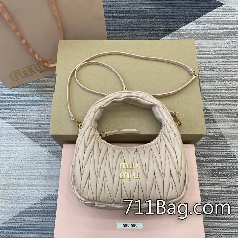 頂級精品MiuMiu 5BC125 客戶實拍反饋:與正品無異。 MiuMiu高仿小皮件尺寸:23x13x7cm。顏色:裸粉全皮/原廠皮。 頂級精品MiuMiu 5BC125 客戶實拍反饋:與正品無異。 MiuMiu高仿小皮件尺寸:23x13x7cm。顏色:裸粉全皮/原廠皮。