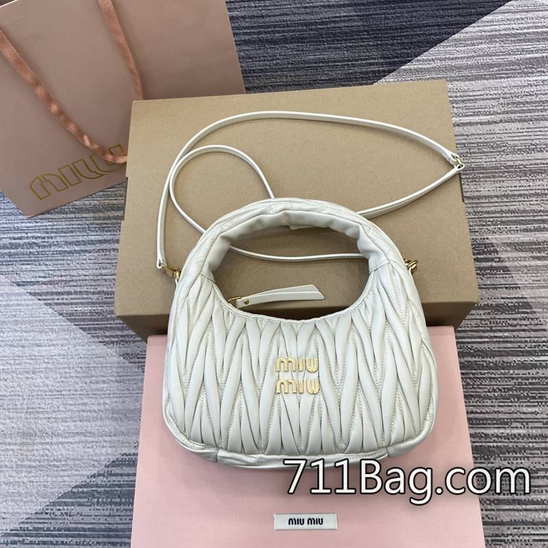 頂級精品MiuMiu 5BC125 內裡標籤與正品完全同步。 A貨MiuMiu包包尺寸:23x13x7cm。顏色:白全皮/原廠皮。 頂級精品MiuMiu 5BC125 內裡標籤與正品完全同步。 A貨MiuMiu包包尺寸:23x13x7cm。顏色:白全皮/原廠皮。