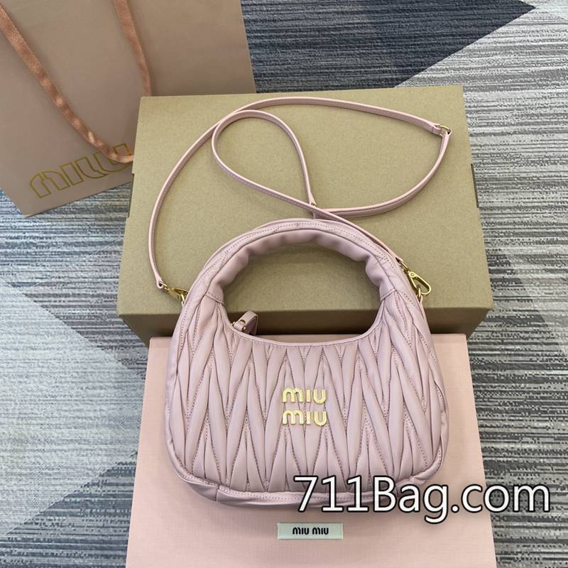 一比一MiuMiu 5BC125 奢華感十足的精品包 MiuMiu仿真包裝盒尺寸:23x13x7cm。顏色:粉全皮/原廠皮。 一比一MiuMiu 5BC125 奢華感十足的精品包 MiuMiu仿真包裝盒尺寸:23x13x7cm。顏色:粉全皮/原廠皮。
