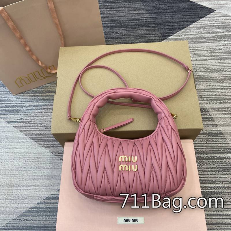 頂級精品MiuMiu 5BC125 車工細節極致,對線對齊零誤差。 高仿MiuMiu源頭尺寸:23x13x7cm。顏色:粉紅皮/原廠皮。 頂級精品MiuMiu 5BC125 車工細節極致,對線對齊零誤差。 高仿MiuMiu源頭尺寸:23x13x7cm。顏色:粉紅皮/原廠皮。