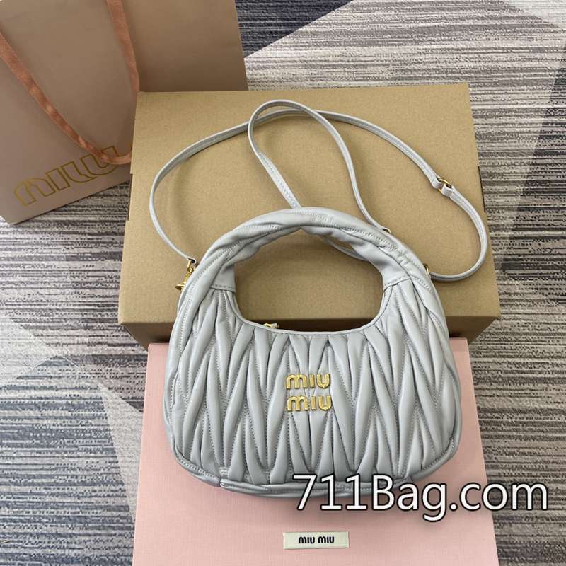 精品A貨MiuMiu 5BC125 原版用料精品包包 MiuMiuA貨女鞋尺寸:23x13x7cm。顏色:灰皮/原廠皮。 精品A貨MiuMiu 5BC125 原版用料精品包包 MiuMiuA貨女鞋尺寸:23x13x7cm。顏色:灰皮/原廠皮。
