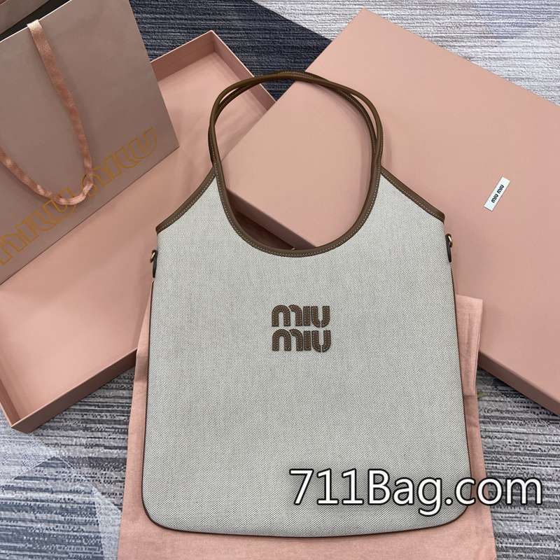頂級一比一MiuMiu 5BG231 嚴選材質打造精品包 MiuMiu平替包尺寸:34(長)x40(高)顏色:白色牛仔配棕色/原廠皮。 頂級一比一MiuMiu 5BG231 嚴選材質打造精品包 MiuMiu平替包尺寸:34(長)x40(高)顏色:白色牛仔配棕色/原廠皮。