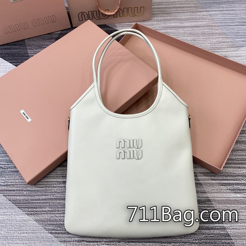 精仿MiuMiu 5bg231 包型挺立,結構不易變形。 MiuMiu一比一複刻尺寸:34(長)x40(高)顏色:白色原廠皮。 精仿MiuMiu 5bg231 包型挺立,結構不易變形。 MiuMiu一比一複刻尺寸:34(長)x40(高)顏色:白色原廠皮。