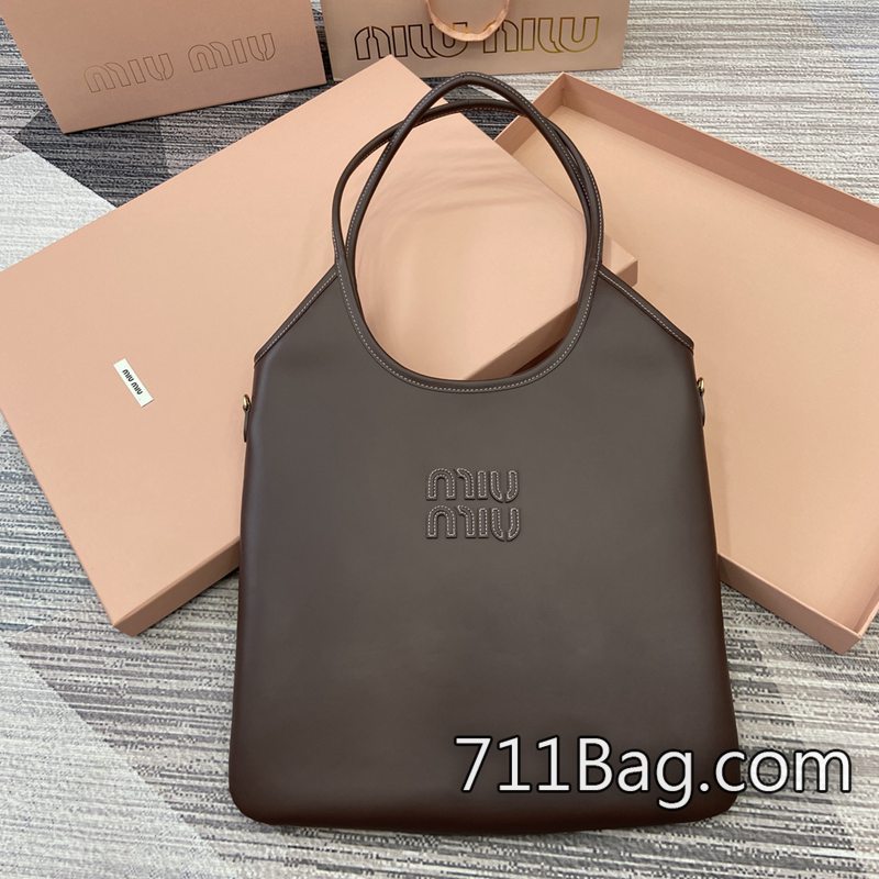 頂級高仿MiuMiu 5bg231 皮革光澤自然,不油不亮。 A貨MiuMiu實拍尺寸:34(長)x40(高)顏色:石楠木原廠皮。 頂級高仿MiuMiu 5bg231 皮革光澤自然,不油不亮。 A貨MiuMiu實拍尺寸:34(長)x40(高)顏色:石楠木原廠皮。