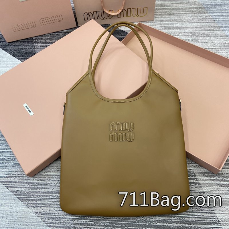 一比一MiuMiu 5bg231 真皮手工高端精品 高仿MiuMiu夾克尺寸:34(長)x40(高)顏色:棕色原廠皮。 一比一MiuMiu 5bg231 真皮手工高端精品 高仿MiuMiu夾克尺寸:34(長)x40(高)顏色:棕色原廠皮。