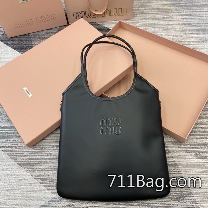 A貨MiuMiu 5bg231 精品級手工縫製包 高仿MiuMiu原版皮尺寸:34(長)x40(高)顏色:黑色原廠皮。 A貨MiuMiu 5bg231 精品級手工縫製包 高仿MiuMiu原版皮尺寸:34(長)x40(高)顏色:黑色原廠皮。