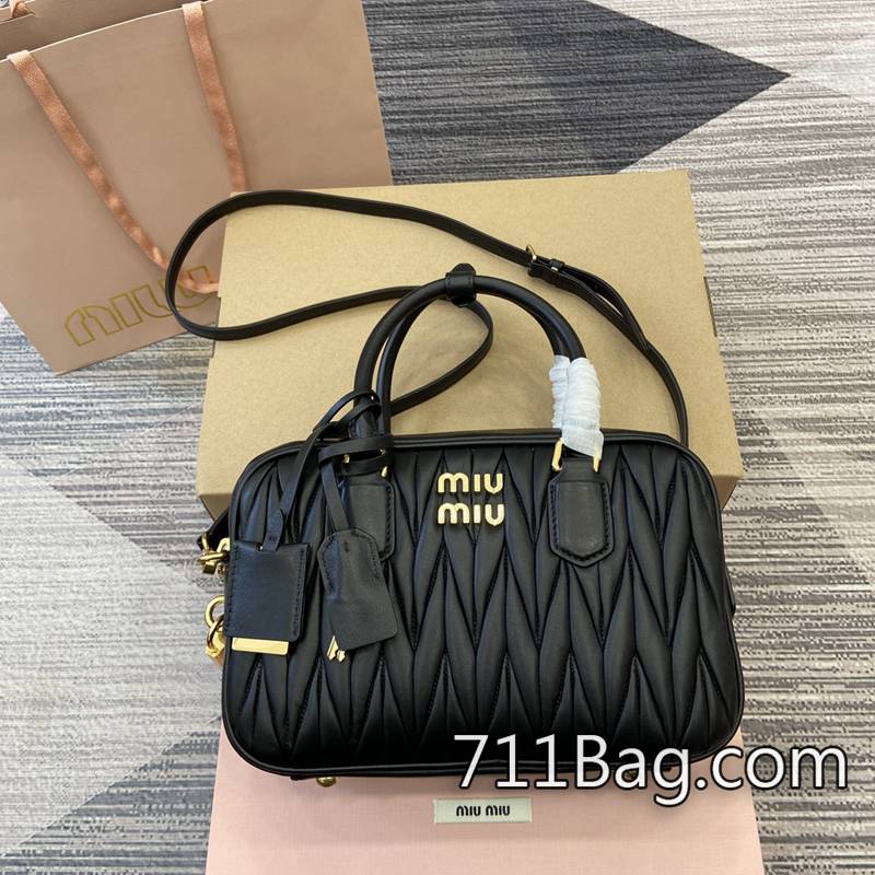 一比一MiuMiu 5BB124 手工縫線細節極致 MiuMiu仿真包裝盒尺寸:W24×H17×D7.5cm顏色:黑色全皮/原廠皮。 一比一MiuMiu 5BB124 手工縫線細節極致 MiuMiu仿真包裝盒尺寸:W24×H17×D7.5cm顏色:黑色全皮/原廠皮。