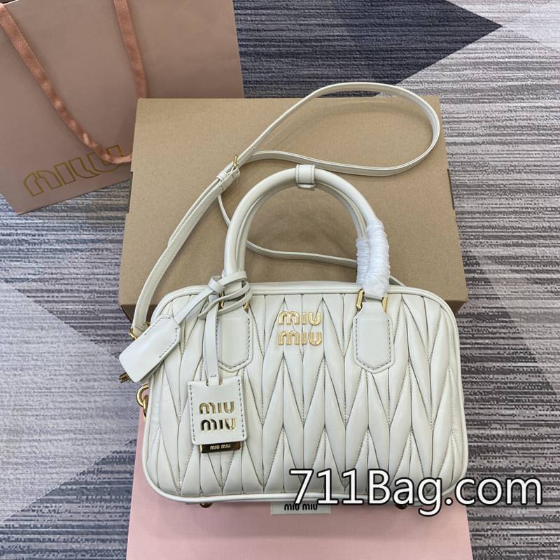 原版一比一MiuMiu 5BB124 高端定製精品手袋 MiuMiuA貨直供尺寸:W24×H17×D7.5cm顏色:白色全皮/原廠皮。 原版一比一MiuMiu 5BB124 高端定製精品手袋 MiuMiuA貨直供尺寸:W24×H17×D7.5cm顏色:白色全皮/原廠皮。